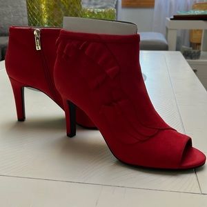 🌸🌼Brand new Unisa suede Red Booties. Size 9, Ruffle Detail Gorg!🌼🌸